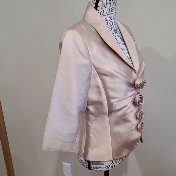 ADRIANNA Papell Women SZ 8P Gold Silk Blazer w/rosette front detail 3/4 sleeve - Picture 7 of 11